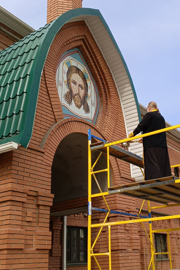 В Свято-Георгиевском храме освятили новую мозаичную икону Спаса Нерукотворного